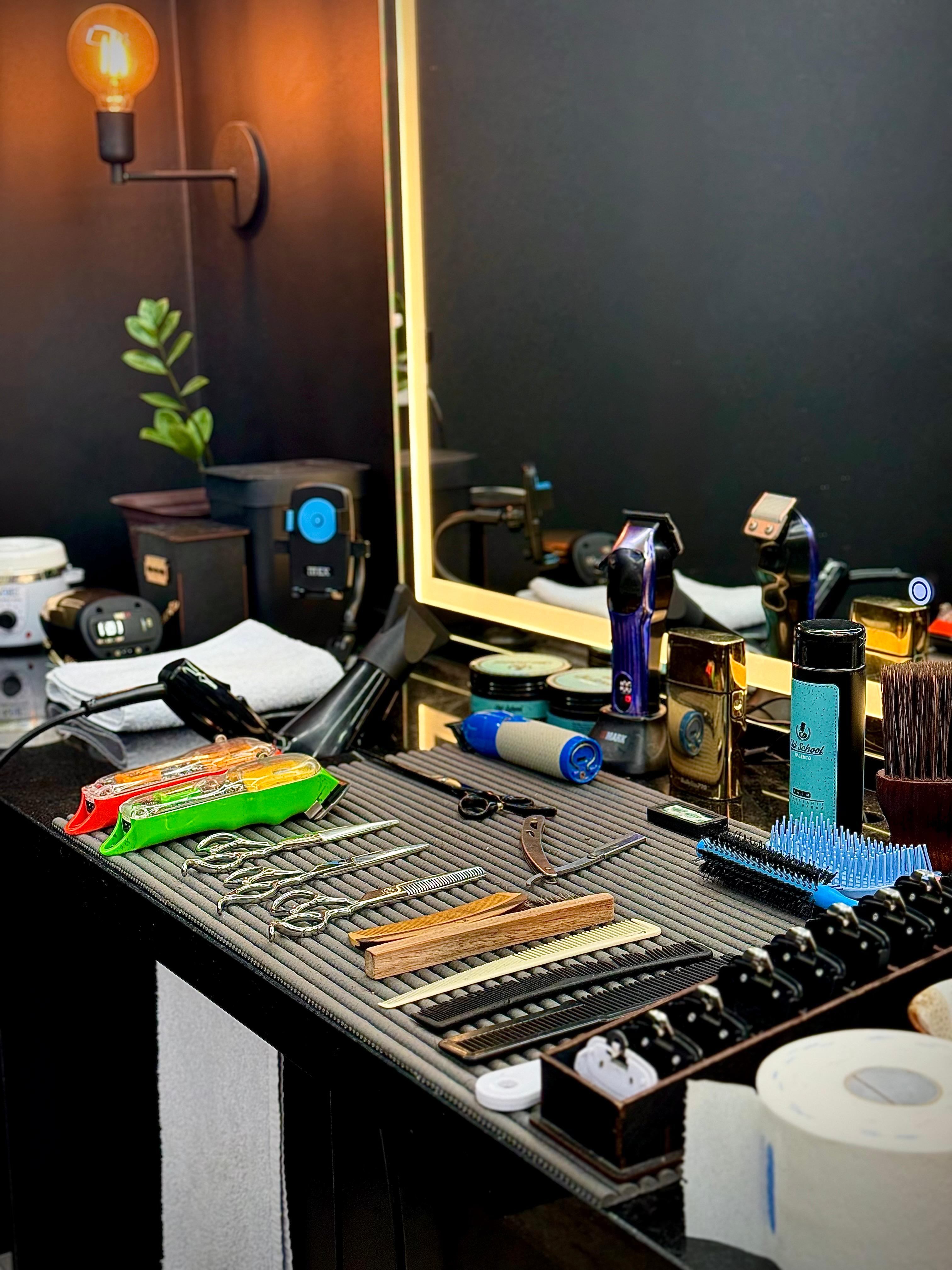 Bancada com ferramentas e produtos da Barbearia Corrêa
